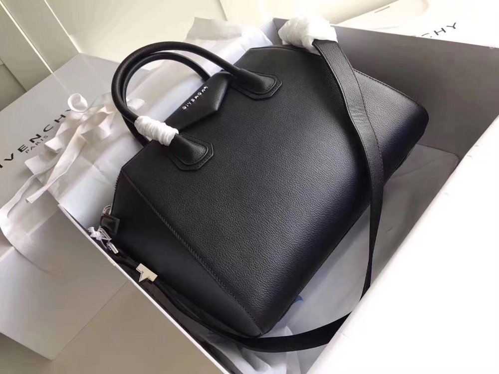 Gienvchy_Antigona_Tote-3